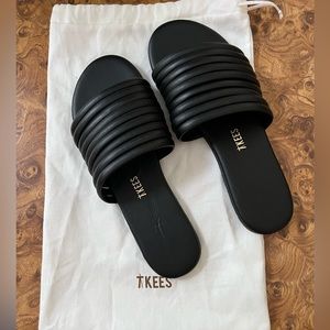 TKEES Caro Sandals  in Black- NEVER WORN! Size Women’s 7